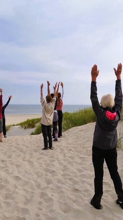 Üben Sie Yoga in den Dünen Baltrums