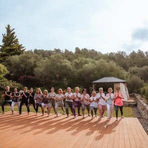 Eine Gruppe Frauen übt gemeinsam Yoga