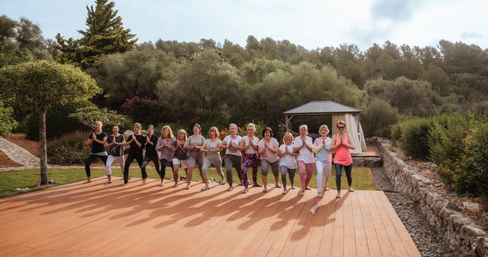 Eine Gruppe Frauen übt gemeinsam Yoga