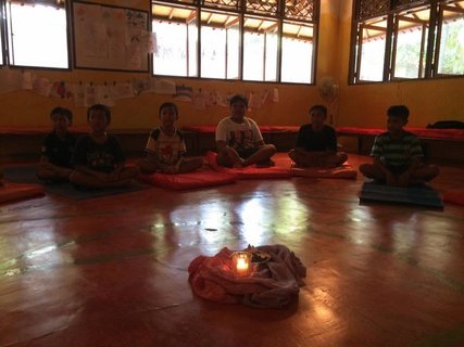 Die Kinder der Saraswati Mandala School beim Yoga-Kurs