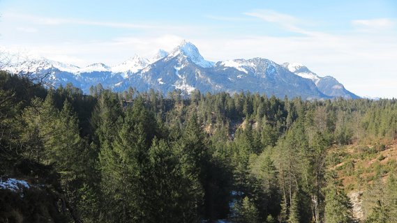 Eine atemberaubende Aussicht auf die verschneiten Bergspitzen 