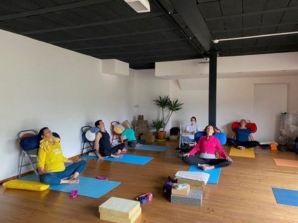 Der helle Yoga-Raum lädt zum gemeinsamen Praktizieren ein