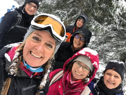 Die Gruppe hat viel Spaß bei den Touren durch den Schnee im Lechtal