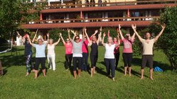 yoga-urlaub-oesterreich-lech-life-tirol-reise-gruppe-garten Die Yoga-Praxis hat allen Freude bereitet und Inspiration für den Alltag geboten.