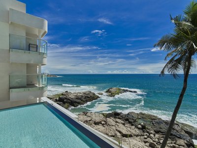 Blick von der Lobby auf das blaue Meer