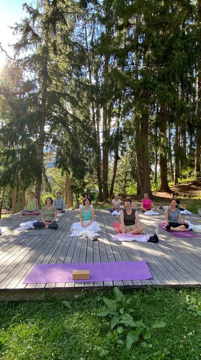 Die Yogaplattform mitten in der Natur