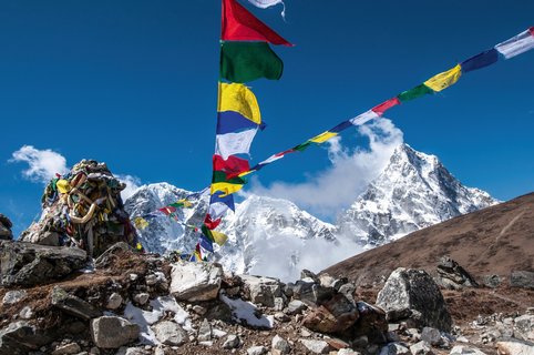 Tibetische Gebetsfahnen finden sich überall auf Ihrem Trekking Weg durch die Berge im Himalaya