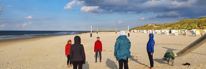 Atmen Sie tief durch bei der Meditation am Strand