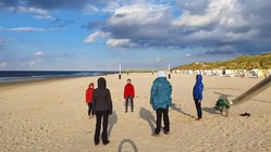 yoga-urlaub-deutschland-naturhotel-baltrum-atem-meditation-strand Atmen Sie tief durch bei der Meditation am Strand