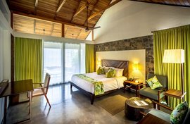 Moderne, helle Zimmer mit Steinoptik