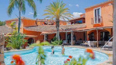 Der Pool am Haupthaus