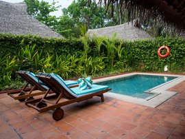 Nach der ayurvedischen Massage in der Pool Villa entspannen Nach der ayurvedischen Massage in der Pool Villa entspannen