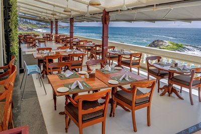 Das Restaurant Naivedya mit Blick auf das Meer