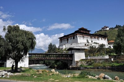 Der Punakha-Dzong liegt, anders als die anderen Dzongs im Land, nicht auf einer Hügelkuppe oder Anhöhe, sondern in einem Tal