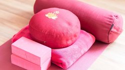yoga-reisen-urlaub-meditation-utensilien-meditationskissen-yogamatte-rosa Gut ausgestattet sein fürs Yoga üben
