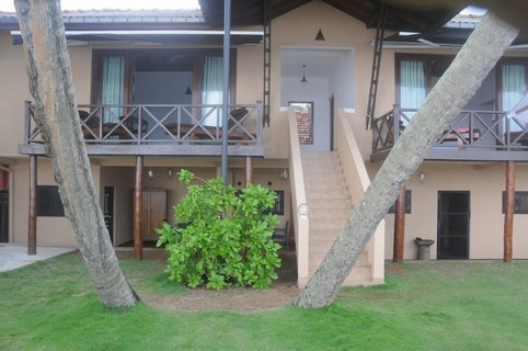 Gemütlich schmiegt sich die Villa Safira Beach Residence zwischen die Palmen direkt am Meer