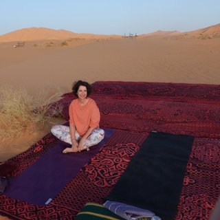 Lassen Sie nach intensiver Yoga-Praxis in der Wüste die atemberaubende Landschaft auf sich wirken