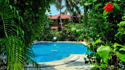 Mitten im tropischen Garten befindet sich der Pool des Resorts
