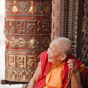 Betender Mönch in Indien