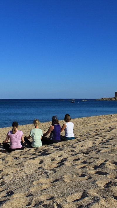 Während der Yoga-Woche im Hotel Galanias findet die Yoga-Stunde auch mal am Strand statt Während der Yoga-Woche im Hotel Galanias findet die Yoga-Stunde auch mal am Strand statt