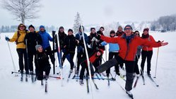 yoga-skilanglauf-urlaub-deutschland-alpen-seinz-bio-seminarhaus-gruppe-skier Mit dieser Gruppe hatte man immer etwas zum Lachen
