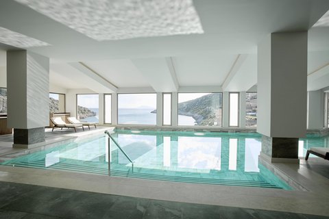 Moderner Stil im Pool Bereich des Daios Cove