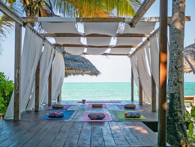 Die Yoga Shala mit Blick auf das blaue Meer