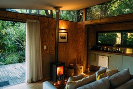 Der gemütliche Kamin in der Water Hut Suite