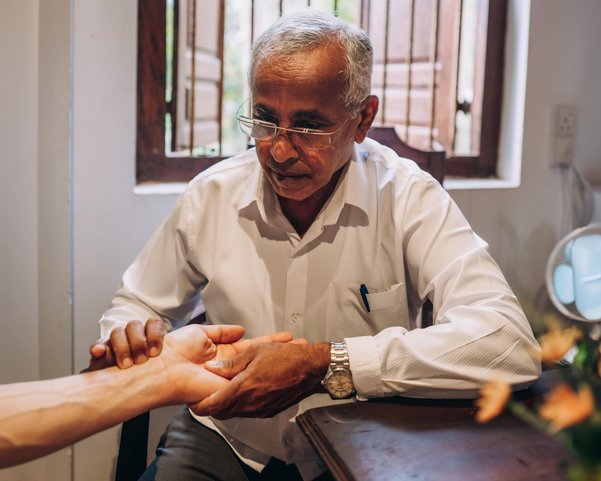 Pulsdiagnose beim Ayurveda Arzt