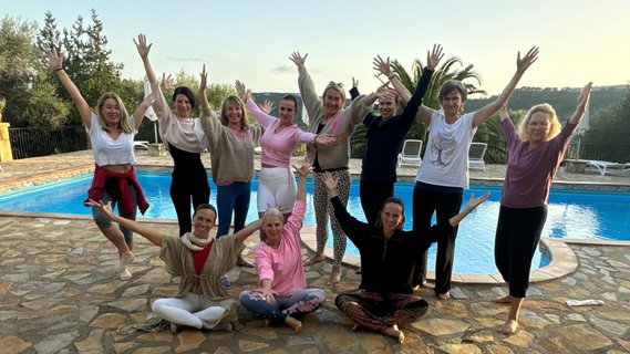 Eine Gruppe am Pool