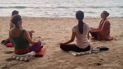 ayurveda-kuren-indien-kerala-nattika-beach-resort-meditation-strand Meditation am Strand: Ruhe und Kraft tanken mit dem sanften Rauschen der Wellen