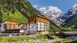 yoga-urlaub-oesterreich-tirol-pitztal-hotel-vier-jahreszeiten-hotelanlage Mitten in den Tiroler Bergen liegt das Hotel Vier Jahreszeiten