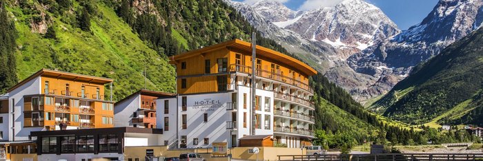 Mitten in den Tiroler Bergen liegt das Hotel Vier Jahreszeiten