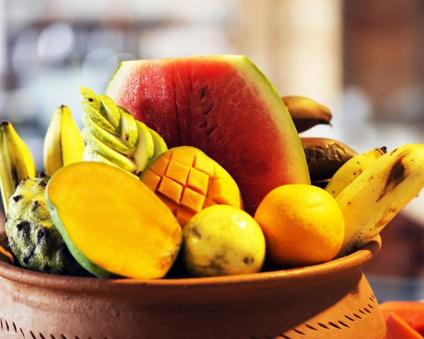 Eine Schüssel gefüllt mit Obst