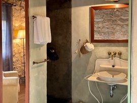 Das Badezimmer mit natürlichem Stein