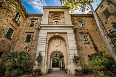 Imposanter Eingang des Palazzo Belmonte
