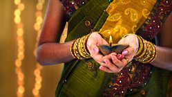 diwali-fest-indien-festivals-lichterfest Am Diwali Fest in Indien wird mit Lichtern gefeiert