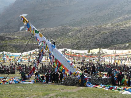 Saga Dawa Fest in Tibet - mast mit neuen Fahnen