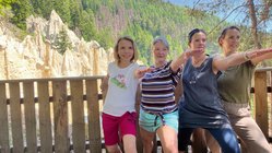 Die strahlenden Yogis beim Ausflug zu den Erdpyramiden