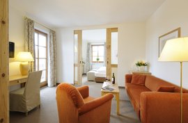 Der gemütliche Wohnbereich in der Junior Suite Mozart