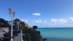 yoga-urlaub-italien-sizilien-hotel-kalura-terrasse Genießen Sie den Blick vom Hotel Kalura auf das weite Meer
