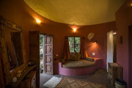 Hier ist Erholung vorprogrammiert: Authentisch und stilecht wohnen Sie in der Zimmerkategorie "Raj Double" während Ihres Yoga-Urlaubs im Ashiyana.