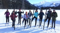 yoga-skilanglauf-urlaub-oesterreich-tirol-naturhotel-lechlife-gruppenbild-schnee Beim Skilanglauf mit Gabriele im verschneiten Tirol