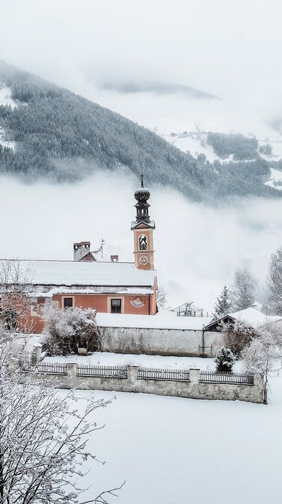 Die nebligen Berge laden zum entspannen im Saalerwirt ein
