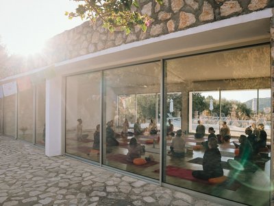 Yoga üben in der hellen Yoga-Halle