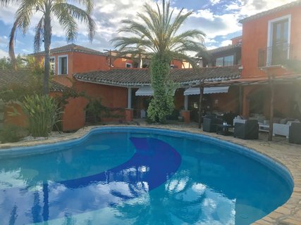 Wie wäre es mit einem morgendlichen Bad im Pool des Hotel Galanias?