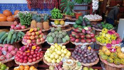 yoga-urlaub-portugal-madeira-estalagem-ausflug-funchal-markt Eine Farbenpracht aus Obst und Gemüse auf dem Markt in Funchal