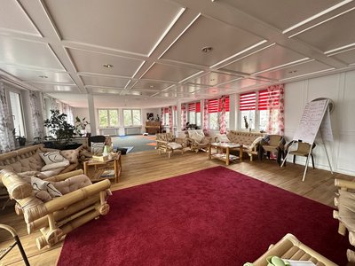 Der großzügige Yogaraum bietet genügend Platz zur freien Entfaltung