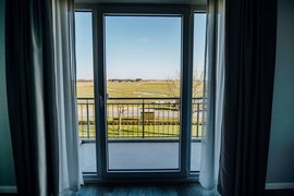 Balkon mit Aussicht in die Natur Pellworms