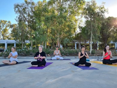 Wohltuendes Yoga unter der Sonne Griechenlands üben